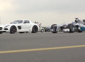 メルセデスベンツSLS AMGクーペ ブラックシリーズとF1マシンの加速競争映像を公開した英『Auto Express』