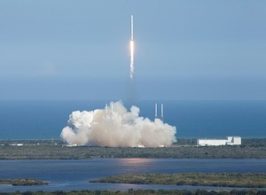 ドラゴン補給船運用6号機を搭載したファルコン9ロケットの打ち上げ