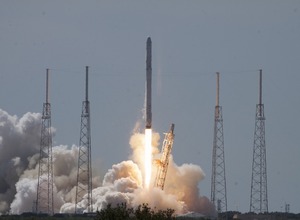 ドラゴン補給船運用7号機（SpX-7）を載せたファルコン9ロケット