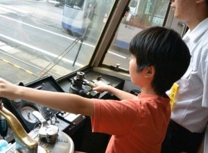 体験運転の様子。8月は8回開催されるが、このうち計3日は「MOMO2」が使われる。