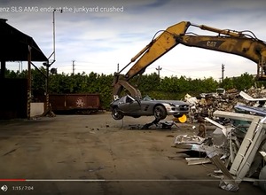 無残に解体されるメルセデスベンツSLSAMG