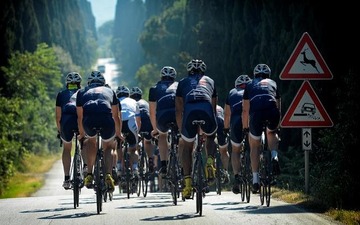 マセラティ、著名アスリートたちによるチャリティーサイクリングツアー開催…片山右京氏が初参加 画像