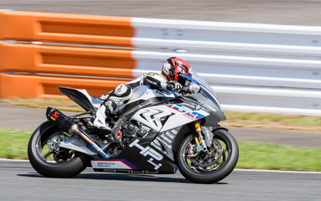 【BMW HP4 RACE 試乗】最強・最高峰マシンはサーキットビギナーにも楽しめる…青木タカオ 画像