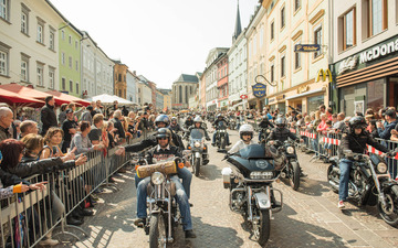 【ヨーロピアンバイクウィーク2017】東欧でも熱狂のハーレーフェス、20周年で12万人超7万台が集結!! 画像