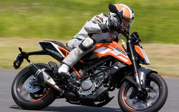 【KTM スモールDUKE 試乗】選べる125/250/390、走りの違いとオススメは!?…佐川健太郎 画像