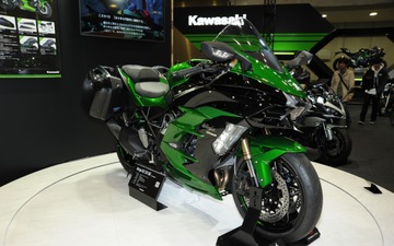 カワサキ Ninja H2 SX SE、走行中にセンタースタンド降下で転倒のおそれ リコール 画像