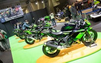 【東京モーターサイクルショー16 動画】カワサキ、世界王者「ZX-10R」を讃えるKRTカラー先行投入 画像