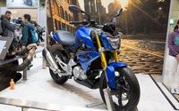 【東京モーターサイクルショー16 動画】BMW初のスモール「G310R」公開、電動マキシスクーターも 画像