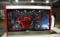 【東京モーターサイクルショー16】プレス工業の透明なバイクガレージ、10月発売で価格は250万円 画像