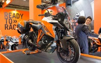 【東京モーターサイクルショー16 動画】KTM、スポーツツアラーの新境地「1290スーパーデュークGT」と進化版「690デューク」投入 画像