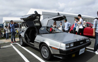 湘南に「デロリアンDMC-12」降臨…“現代にタイムスリップ”させたのは個人間カーシェア「エニカ」 画像