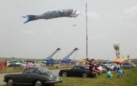 巨大鯉のぼりの下でクルマ談義に花…KAZOクラシックカーフェスタ2016 画像