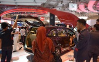 【インドネシアオートショー16】今日からが本番、品定めをする来場者&価格表を持ったスタッフ 画像