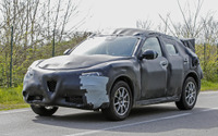 発表前なのに…アルファロメオの新型SUV、会社案内ビデオに写っちゃった 画像