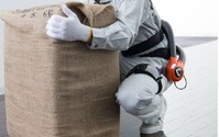空港の手荷物ハンドリングに装着型支援ロボットを導入---成田国際で試験 画像
