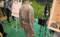 【ウェアラブルEXPO 2017】ゴルフがうまくなるウエア?…帝人が導電繊維で製作 画像