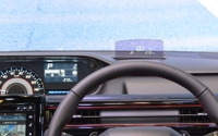 【スズキ ワゴンR 新型】ヘッドアップディスプレイや濡れたまま収納できる傘立てを軽初装備 画像