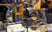 【CES 2017】1000万円のコーヒーメーカー!? ロボットアームがバリスタの動きを再現 画像