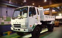 三菱ふそう、ウガンダでのインフラプロジェクト向けに建設車両502台を納入 画像