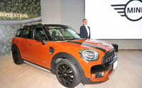 【MINI クロスオーバー 新型】東京駅隣接のショールームで特別展示 4月末まで 画像