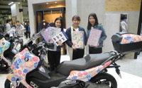 【東京モーターサイクルショー2017】女子大生がバイクのボディをラッピングデザイン、昭和女子大学とBMWがコラボ 画像