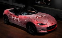 【GW】マツダ ロードスター 100万台記念車…1万人超が車体にサイン 花のパレードに参加 画像