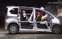 シートベルト非着用の後席乗員、ドライバーを押しつぶす…JAF衝突実験 画像