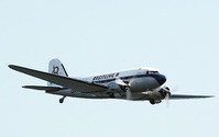 【レッドブル・エアレース千葉】機齢77歳、ダグラス「DC-3」が幕張の空を舞った 画像