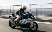【BMW S1000RR 動画試乗】最新の電制により公道でもハイスペックを楽しめる…佐川健太郎 画像