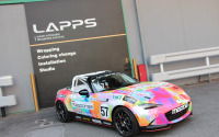 【MX-5カップジャパン 第3戦】レスポンス号 ロードスター、ド派手に大変身!ラッピング施工現場に密着 画像
