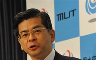 クルマがジャンプして観光バスに衝突した事故 石井国土交通相がNEXCO中日本に調査指示 画像