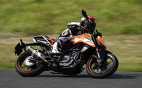 【KTM 250デューク 試乗】フルバンクが楽しい、自在に振り回せるコーナーロケット…青木タカオ 画像