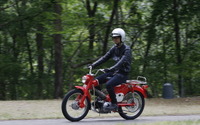 【ホンダコレクションホール 歴代カブ試乗】ライフルを構えつつライド!?…ハンターカブ 画像