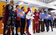 バイきんぐ小峠、アイアンマンのコスプレで空港の保安検査場通過? スパイダージェット登場 画像