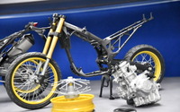 【タミヤ 1/6アフリカツイン 発売イベント】リムにスポークを組むのも実車と同じように! タミヤのこだわりにホンダ開発陣も舌を巻く 画像