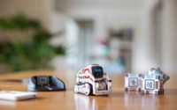 【タカラトミー コズモ】映画から飛び出してきた? やんちゃな AI ロボット 画像