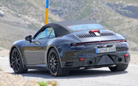 ポルシェ 911カブリオレ、灼熱の次期型テスト風景をスクープ 画像