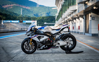 【BMW HP4 RACE 公開】カーボンフレームが理想的な“たわみと剛性”を両立…プロダクトマネージャー談 画像