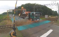 高さ制限を超えたトラックが踏切「最後の砦」を突破…7月30日のJR千歳線架線損傷事故 画像