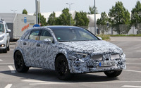 メルセデスベンツ GLA、次期型にはEVも? 航続400km超めざし開発中 画像