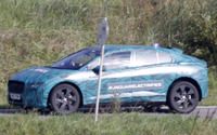 秘密の試験施設でジャガー I-PACE を激写…Cd値0.29の超エアロボディを見た 画像
