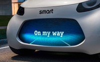【フランクフルトモーターショー2017】発表予定のスマート EVコンセプト、表情が見えた…車車間メッセージ機能も 画像