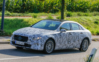 CLA ではない!メルセデス Aクラス にもセダン登場、開発車両をスクープ 画像
