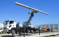 「つり上げ」から「つかむ」へ…JR西日本、新しい電柱建替車を導入 画像