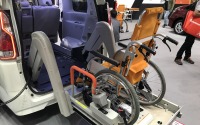 【福祉機器展2017】5ナンバーサイズが行動範囲を広げる…日産 セレナ チェアキャブリフター 画像