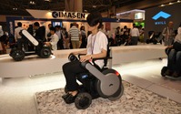【福祉機器展2017】スタイリッシュな4輪駆動の「パーソナルモビリティ」…WHILL 画像