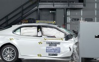 【IIHS衝突安全】トヨタ カムリ 新型、助手席スモールオーバーラップで最高評価 画像