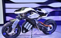 【東京モーターショー2017】ペットのようにバイクが自分のもとへ…人工知能搭載ヤマハ モトロイド 画像