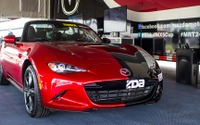 左右で異なるマツダ ロードスター、市販車とレーサーが合体【ロサンゼルスモーターショー2017】 画像