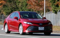 国産セダンの存在が薄れつつある中、魅力的なモデルが登場した…飯田裕子【カーオブザイヤー2017-18】 画像